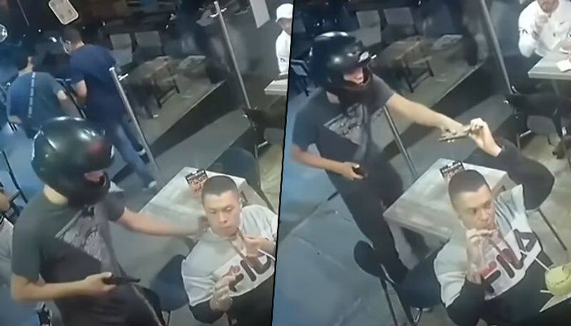 Man Quietly Eats Chicken Wings During Armed Thief Robs Restaurant; Watch Viral Video - gps