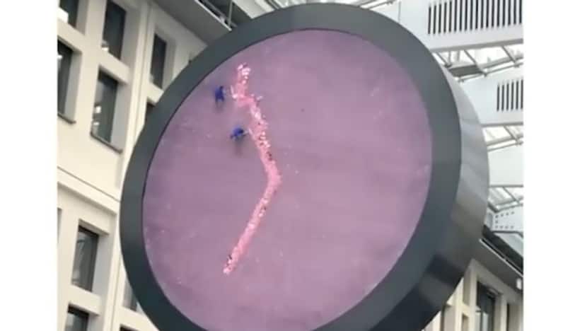 Sweeper's clock in Rotterdam leaves netizens amazed; watch the video