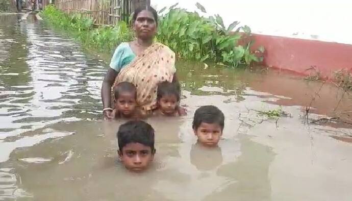 গলা জলে ডুবে কোলের শিশু, বিজেপিকে ভোট দেওয়ার 'শাস্তি' পাচ্ছে শতাধিক পরিবার