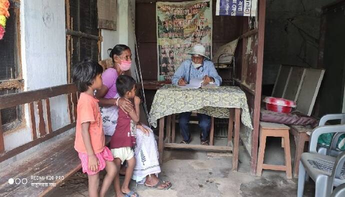 বন্ধ হাসপাতালের ভাঙা বারান্দায় বসে আজও রোগী দেখেন ডাক্তার বাবু