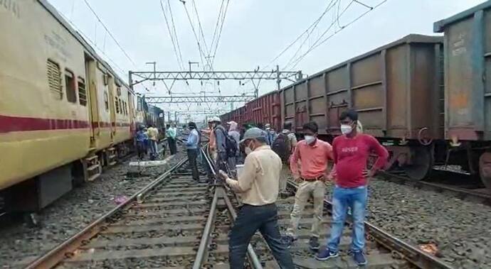 রেললাইনে বসে ভিডিও গেমে মগ্ন, রাতের অন্ধকারে ট্রেন পিষে দিল দুই যুবককে