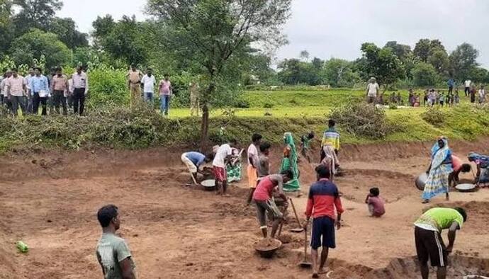 100 Days Work: মৃত ব্যক্তিদের জব কার্ড ব্যবহার করে তোলা হচ্ছে টাকা, বিক্ষোভ গ্রামে