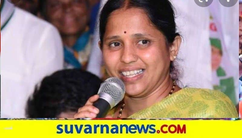 Ex MLA Sharada purya Naik injured in Road Accident snr