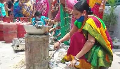 মাটির উনুন জ্বালিয়ে জলে রান্না, দেখুন শহর জুড়ে তৃণমূলের বিক্ষোভের অভিনব সব ছবি