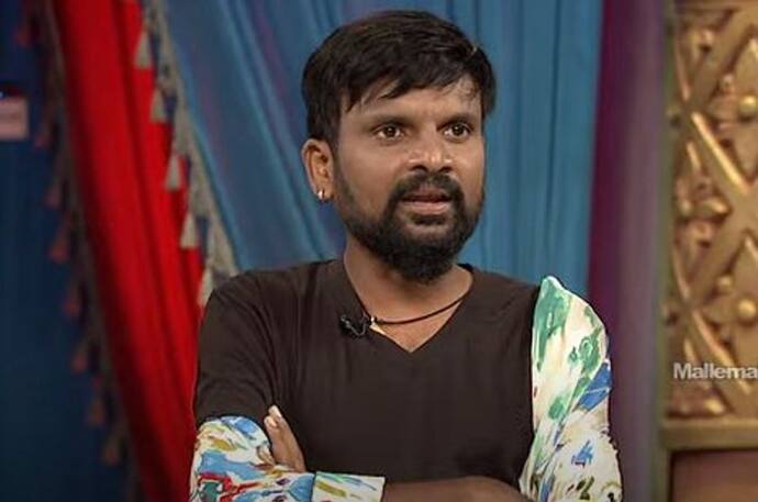 `జబర్దస్త్` షోలో తనకంటూ ఓ ప్రత్యేకమైన గుర్తింపు తెచ్చుకున్నాడు జీవన్‌. ఇటీవల ఆయన ఆనారోగ్యానికి గురయ్యారు. ప్రాణాపాయ స్థితి నుంచి కోలుకున్నారు. తిరిగి `ఎక్స్ ట్రా జబర్దస్త్` షోలో పాల్గొన్నాడు.