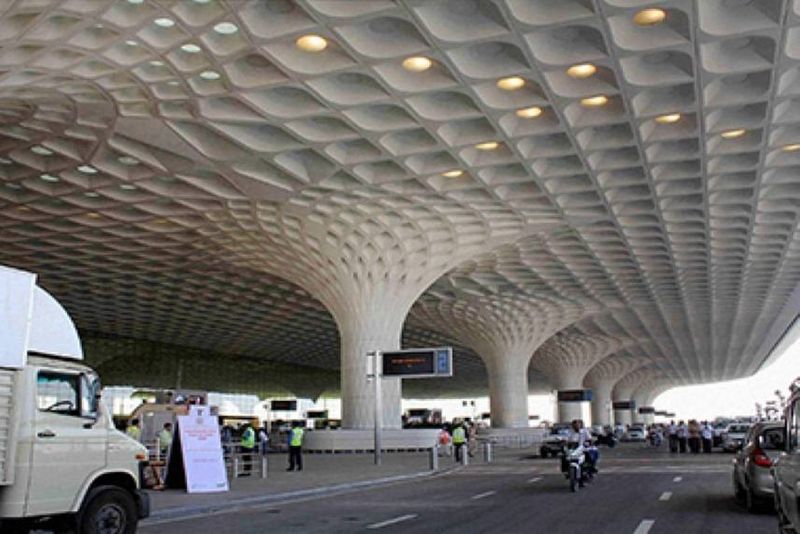 1 lakh stolen from Manipal company director at Mumbai airport gvd