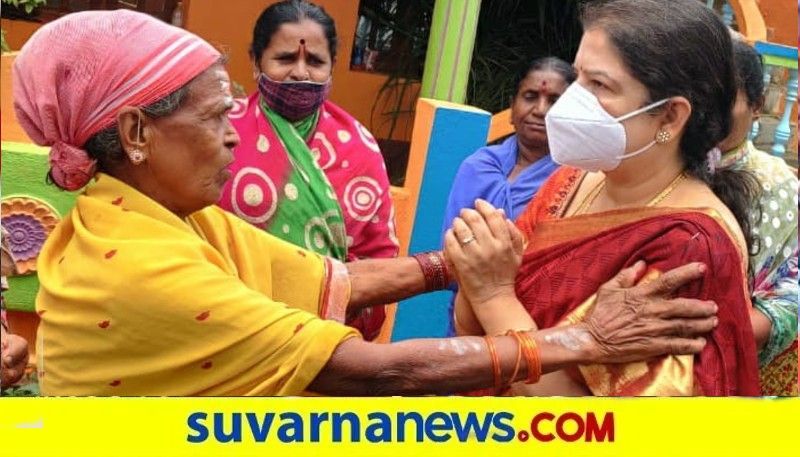 Old Lady blessed Ramanagara MLA Anitha Kumaraswamy in Ankanahalli snr