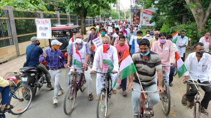 কমাতে হবে পেট্রোলের দাম, পুরুলিয়ায় ৩দিন ব্যাপী সাইকেল মিছিল কংগ্রেসের