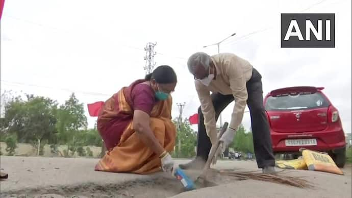 রাস্তার অবস্থা বেহাল, পেনশনের টাকায় ১১ বছর ধরে রাস্তা সারাই করছেন দম্পতি