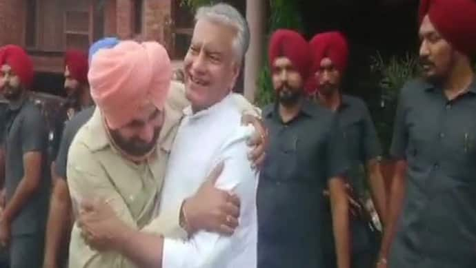 Punjab Congress crisis: प्रदेश अध्यक्ष से इतनी गर्मजोशी से मिले सिद्धू, क्या पंजाब कांग्रेस में बन गई सहमति