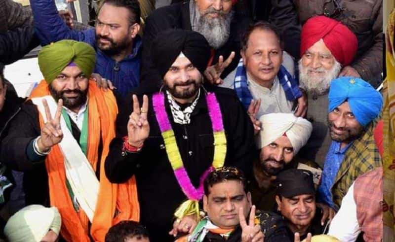 Navjot Singh Sidhus show of strength at Golden Temple Punjab CM Amarinder Singh snubbed-dnm