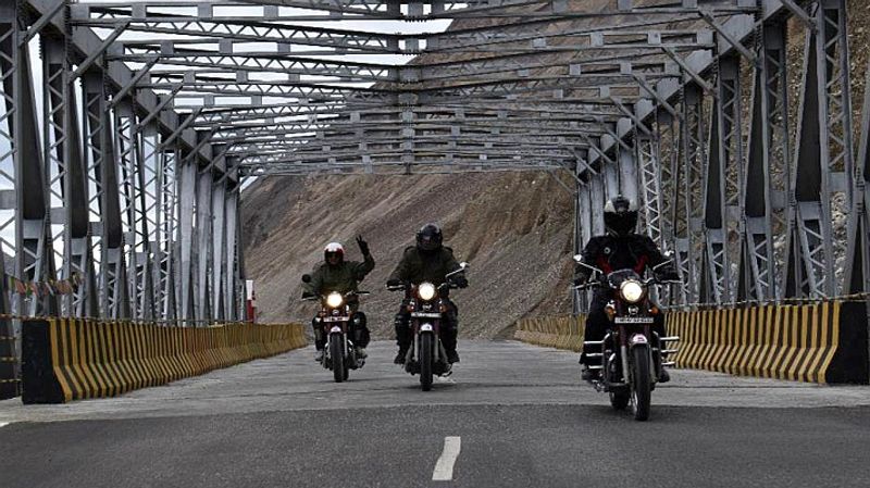 Motorcycle salute: Riding to the world's highest airstrip-VPN