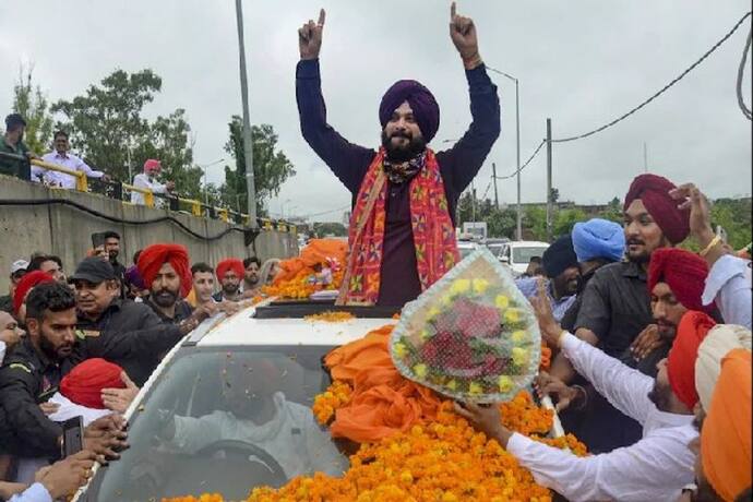 पंजाब के कप्तान बने सिद्धू ने टीम के साथ किया 'पावर शो', स्वर्ण मंदिर में माथा टेकने पहुंचे गुरु