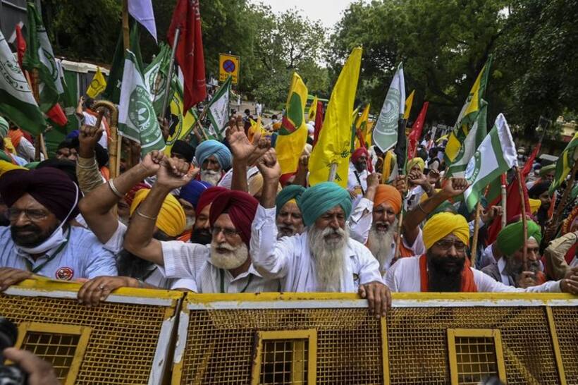 Find solution to blockade of roads in Delhi, Noida due to farmers' protest: SC tells Centre