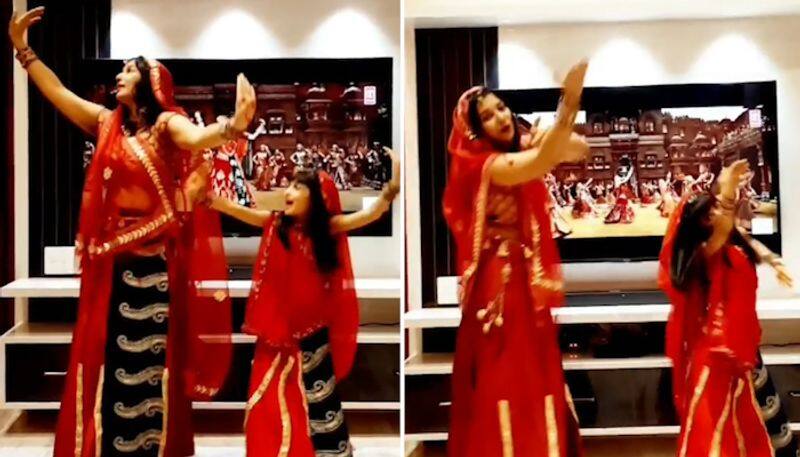 Mother daughter duo dance to Deepika Padukone's Ghoomar song, wins hearts of netizens-tgy