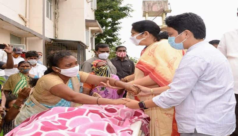 Satyavathi Rathod visits Ravi family Who died in Heavy Rains in Mahaboobabad - bsb