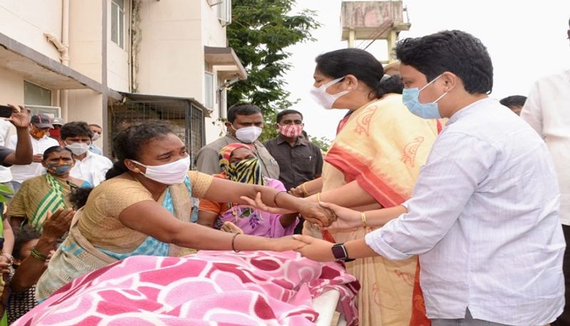 Satyavathi Rathod visits Ravi family Who died in Heavy Rains in Mahaboobabad - bsb