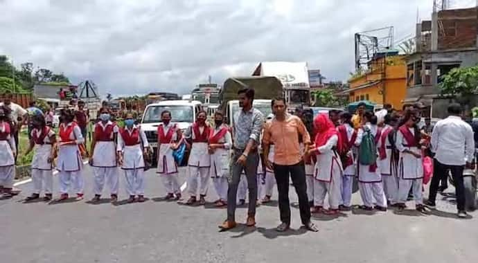 পরীক্ষা হয়নি, পাশ করাতে হবে সবাইকে, চোপড়ায় জাতীয় সড়ক অবরোধ পড়ুয়াদের