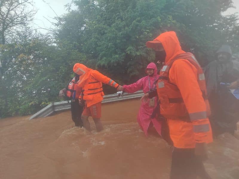 NDRF personnel rescued five trapped in Moosi floods, Hyderabad