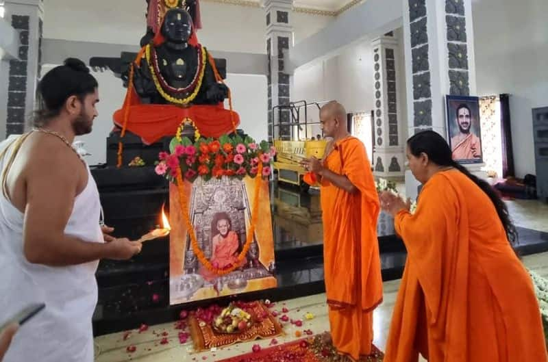 Uma Bharti performs Guru Puja to Udupi Pejawar Mutt Seer Vishwesha Theertha Swami rbj