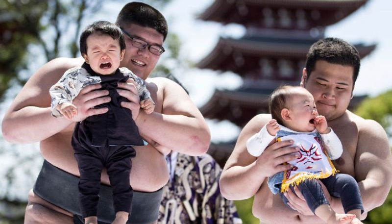 Sumo Wrestlers Make Babies Cry Naki Sumo Baby Crying Contest