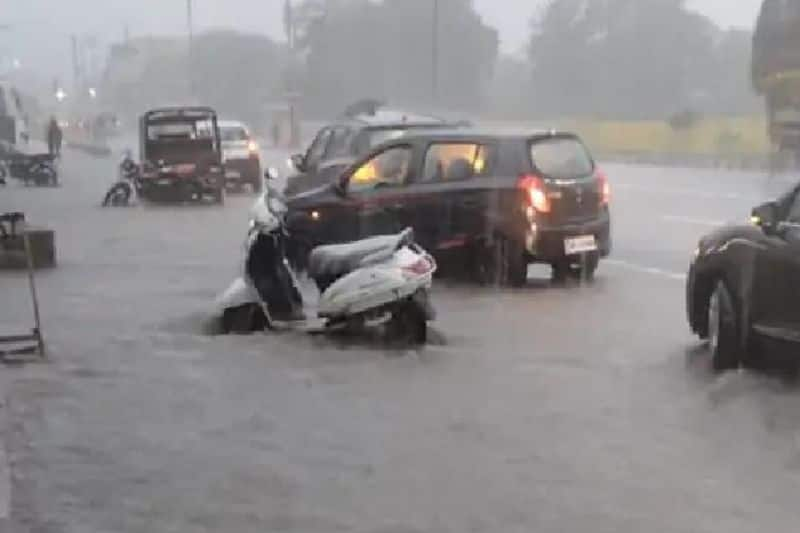 Cyclone warning weather reports