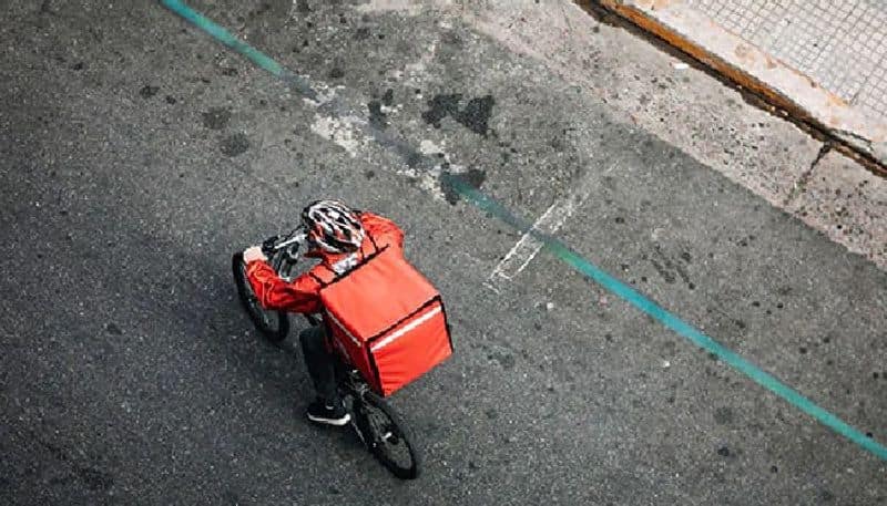 Man Gives His Meal To Food Delivery Executive; This Was His Emotional Response