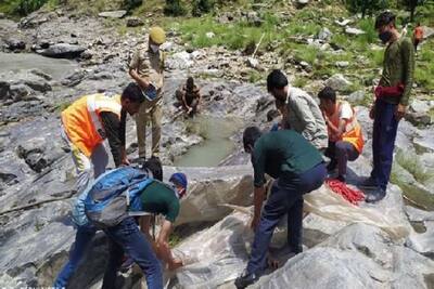 तस्वीरों में देखिए जम्मू-कश्मीर में बारिश ने बरपाया कहर, बह गए कई घर..चट्टानों के नीचे से निकल रहे शव