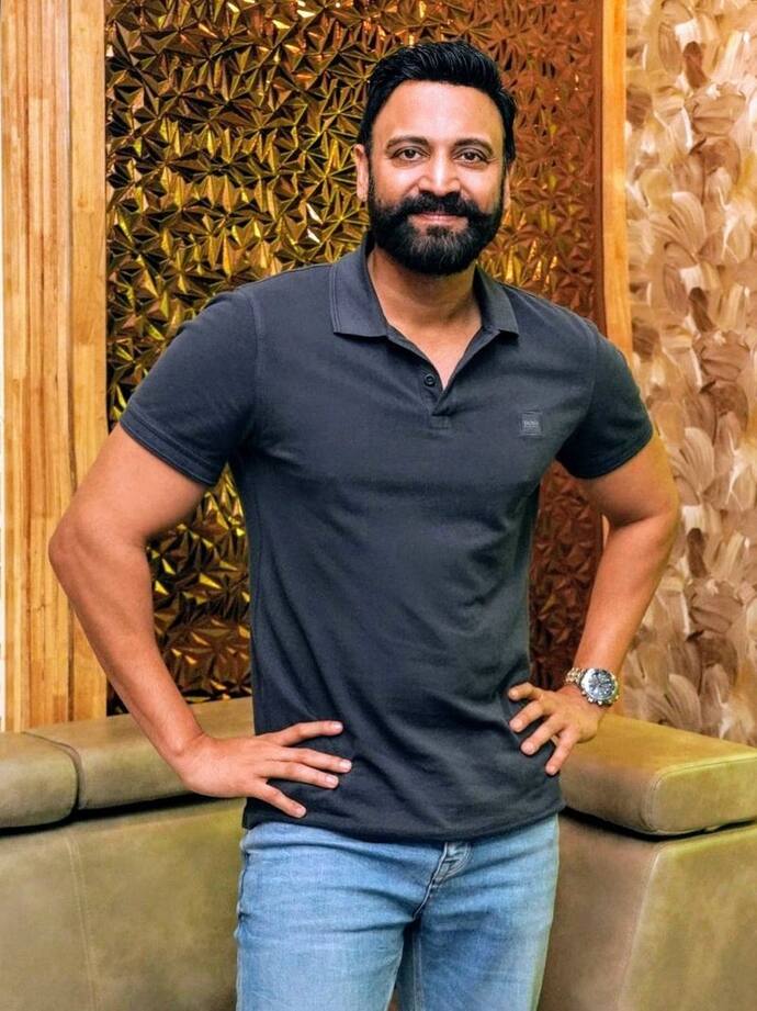సుమంత్‌.. ఏఎన్నార్‌ మనవడు. హీరో నాగార్జున మేనల్లుడు. నిర్మాత సురేంద్ర యార్లగడ్డ తనయుడు. 1999లో `ప్రేమ కథ` చిత్రంతో తెలుగు తెరకి హీరోగా పరిచయమయ్యారు. తొలి సినిమాతోనే మంచి విజయాన్ని అందుకుని ప్రామిసింగ్‌ హీరోగా పేరు తెచ్చుకున్నాడు.