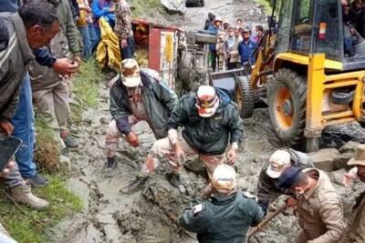 हिमाचल में बारिश का तांडव: मकान डूबे-गाड़ियां बहीं, एक मां बच्चे समेत बह गई..सामने आईं विकराल तस्वीरें