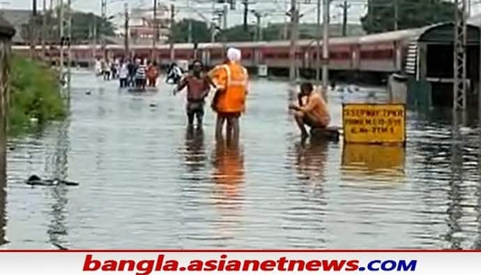 জলে ডুবে লাইন, আজও হাওড়া-শিয়ালদহ শাখায় স্থান- সময় সূচি পরিবর্তন সহ একাধিক ট্রেন বাতিল