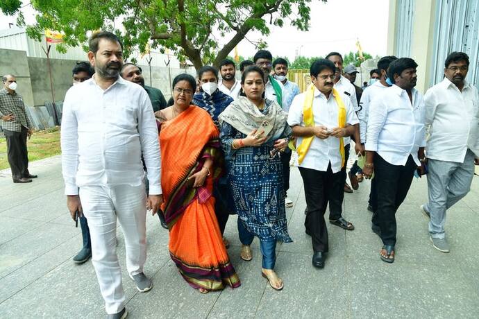 మంగళగిరిలోని టీడీపీ కేంద్ర కార్యాలయానికి చేరుకున్న వంగలపూడి అనిత, పార్టీ నేతలు
