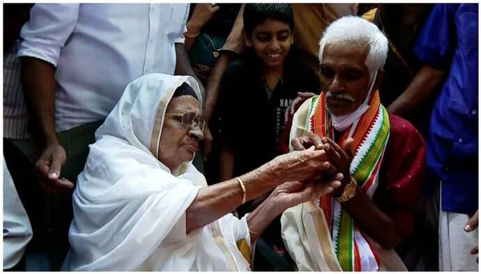 বিমান দুর্ঘটনায় মারা যাননি তিনি, ৪৫ বছর পর ৯২-এর মায়ের কোলে ফিরে এলেন ছেলে