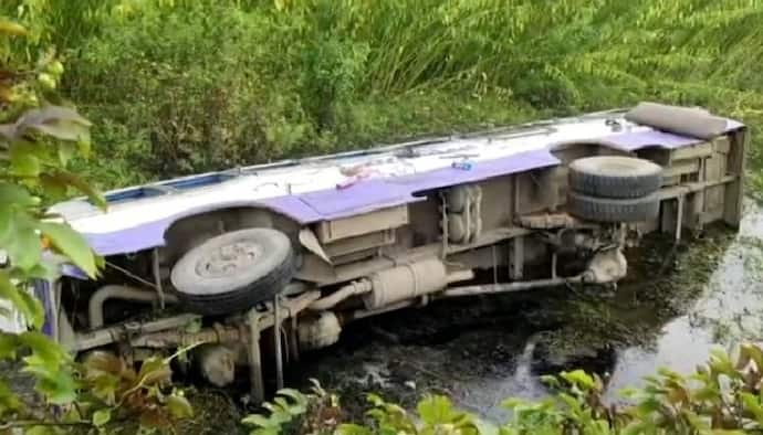 ভয়াবহ দুর্ঘটনা, নিয়ন্ত্রণ হারিয়ে রাস্তা থেকে সোজা খালে গিয়ে পড়ল যাত্রী বোঝাই বাস