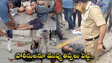 రోడ్డుపై వెళ్లేవారిని భయభ్రాంతులకు గురిచేస్తూ... కరీంనగర్ లో యువకుడు హల్ చల్