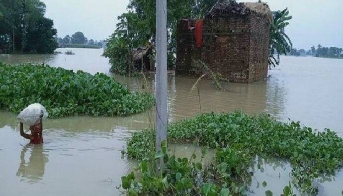 হু হু করে জল ফুলছে ময়ূরাক্ষী-কূয়ে নদীতে, গ্রামের পর গ্রাম ফাঁকা করে পালাচ্ছেন বাসিন্দারা