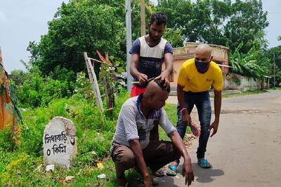 अरे ये क्या होने लगा! बाबुल सुप्रियो के इस्तीफे के बाद इस गांव में लोग करा रहे मुंडन, बहा रहे आंसू...