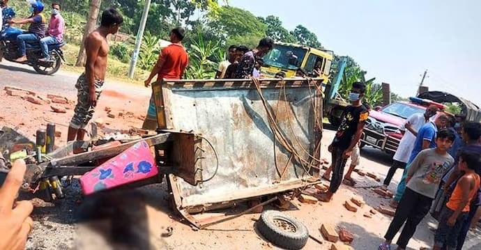 মৃতদেহ সৎকারে নিয়ে যাওয়ার সময় ভয়াবহ পথ দুর্ঘটনা, আহত ১৪ শ্মশানযাত্রী