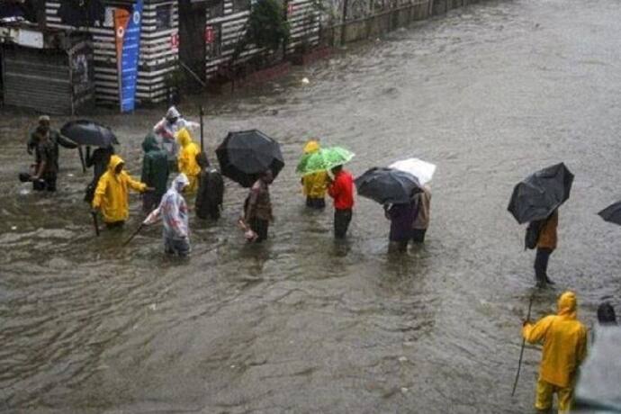 জলে ডুবে কলকাতা সহ বাংলার একাধিক জেলা, আজও দক্ষিণবঙ্গে ভারী বৃষ্টির পূর্বাভাস