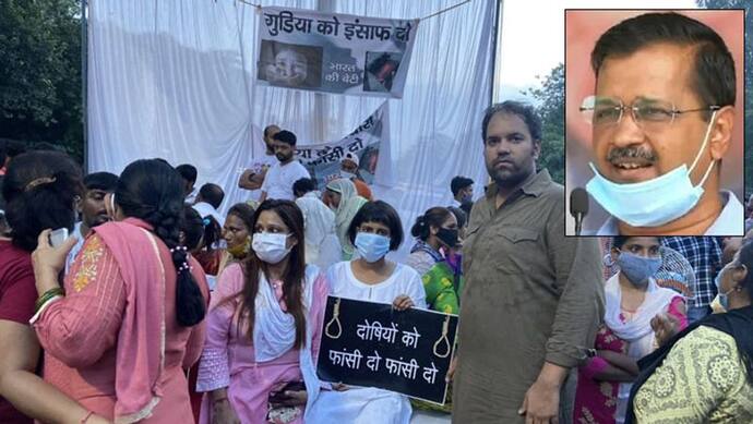 #JusticeForDelhiCanttGirl: पीड़ित फैमिली से मिलने पहुंचे केजरीवाल मंच पर फिसले, लोग बोले-'रोटियां सेंक आए'