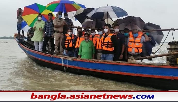 নৌকায় চড়ে বানভাসি ঘাটাল দেখে হতাশ দেব, বললেন দিদি প্রধানমন্ত্রী না হলে কার্যকর হবে না মাস্টার প্ল্যান