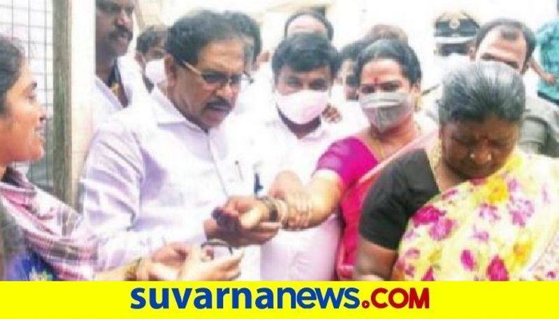 Congress Leader Parameshwar gifted Bangles For women in tumbadi utsav snr