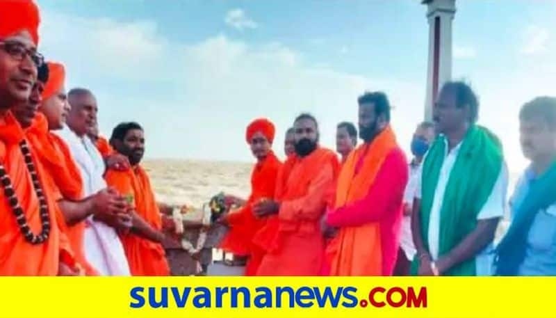 Swamijis Offers Bagina to Tungabhadra Dam in Hosapete grg