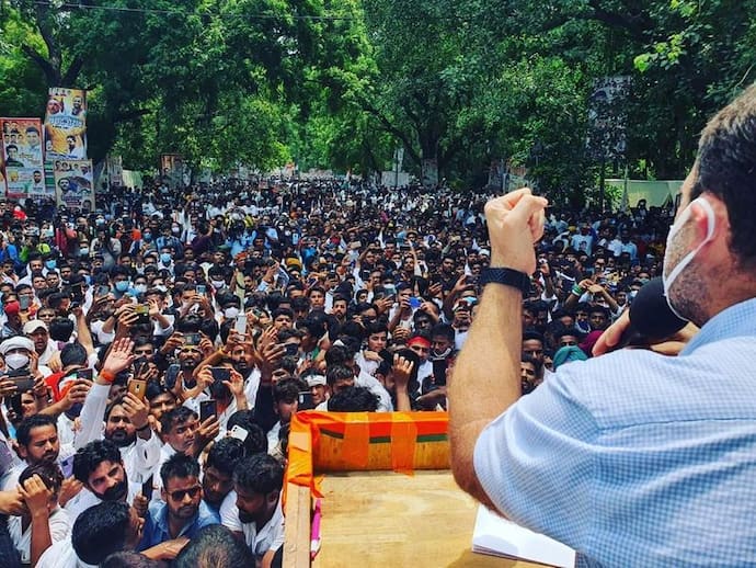 कोविड प्रोटोकॉल की धज्जियां उड़ाने पर ट्रोल हुए राहुल गांधी, यूजर्स ने कहा- कहां गए आवाज उठाने वाले