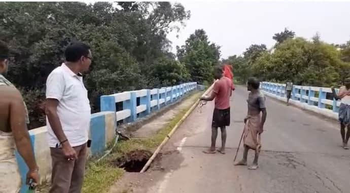 সেতুতে ধস, পাথর দিয়ে-লাল জামা পুঁতে স্থানীয়দের সতর্ক করলেন তৃণমূল নেতা