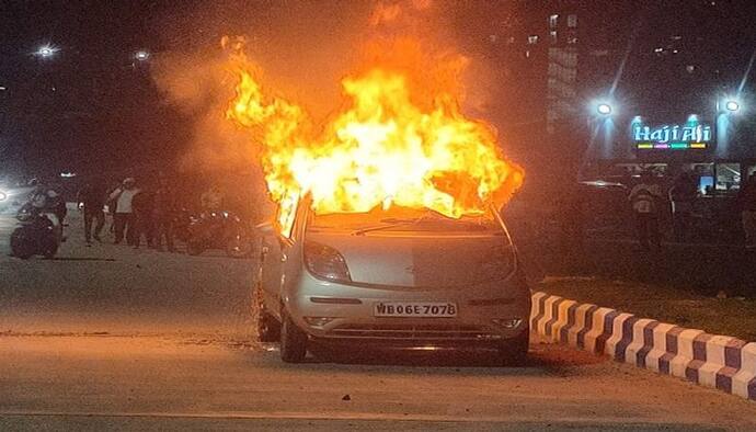 রাতের কলকাতায় চলন্ত গাড়িতে দাউদাউ করে জ্বলে উঠল আগুন, দেখুন ভয়ংকর ভিডিও