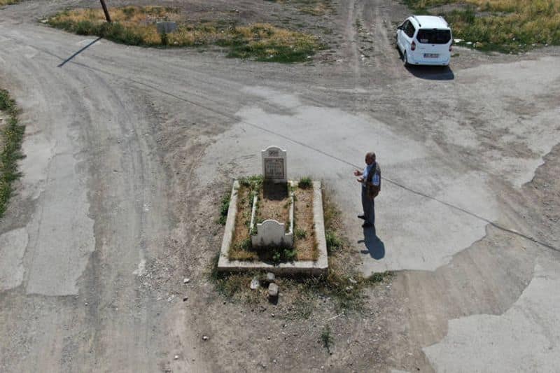 A mysterious grave on the middle of turkish road