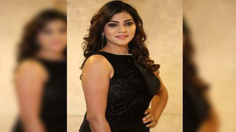 zombie reddy fame lahari in talks for bigg boss season 5