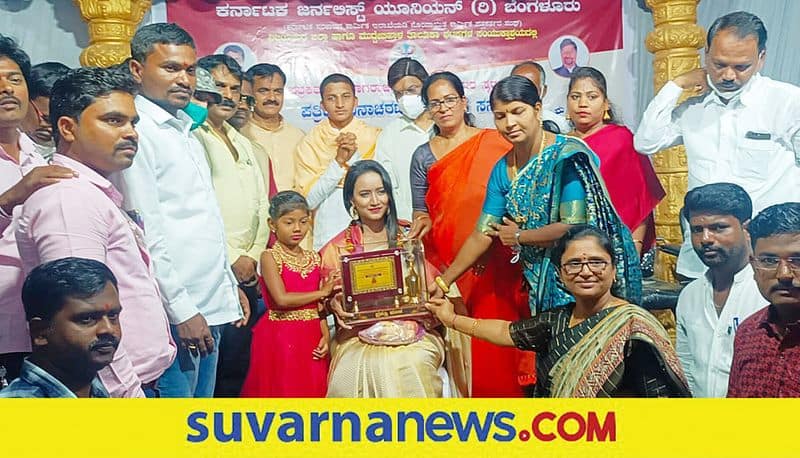 Suvarna news Anchor Journalist Bhavana nagaiah honoured with muddebihal-madhyama-ratna-award mah