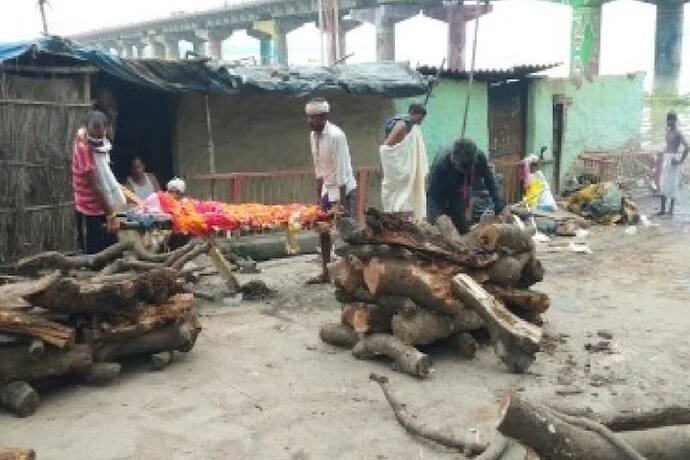 गंगा नदी ने दिखाया रौद्र रुप: बाढ़ में डूबे श्मशान घाट, सड़क पर होने लगे अंतिम संस्कार